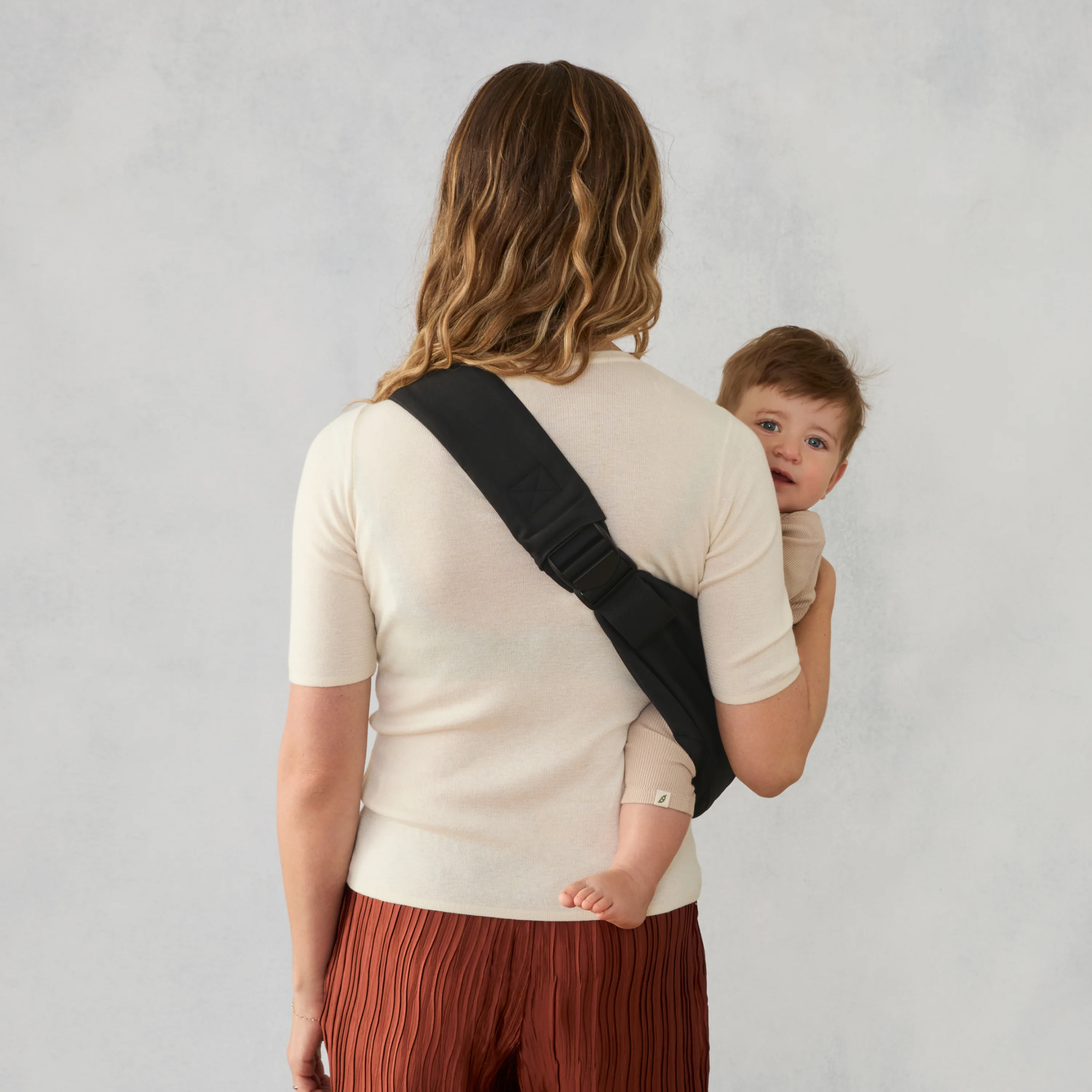 Upsie Sling Carrier - Onyx Black - Image 3